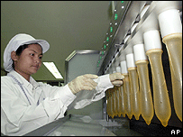 Produção de camisinhas. Foto: AP