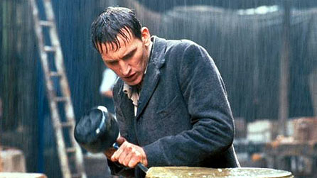 Actor yn portreadu dyn ifanc yn nechrau'r 20fed ganrif